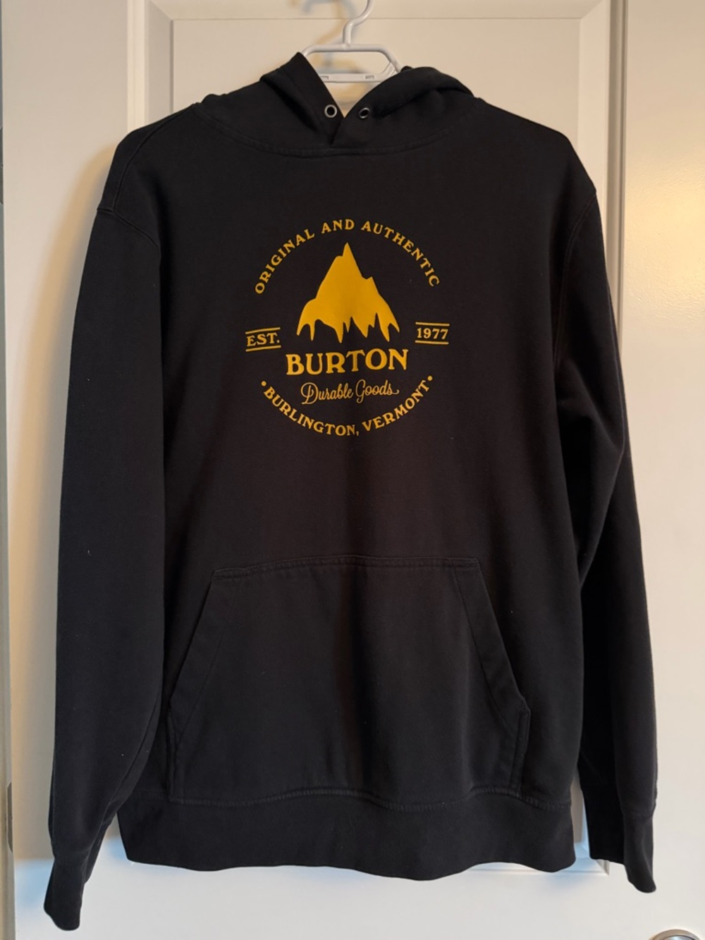 Men’s med. Burton black Pullover with Gold Mountain Logo